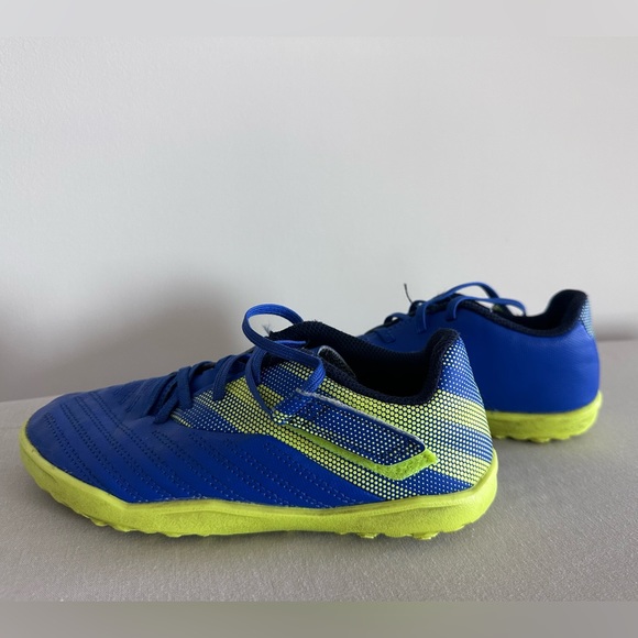 Indoor soccer shoes - Picture 1 of 4